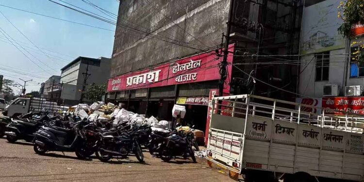 Raipur News: पंडरी कपड़ा मार्केट की सबसे पुरानी होलसेल दुकान से हटाया गया अवैध कब्जा