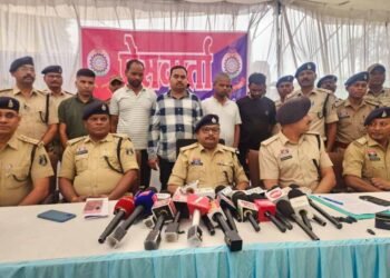 43 शिक्षकों से करोड़ों की लोन ठगी, 5 आरोपी गिरफ्तार, लैपटॉप और चेकबुक बरामद