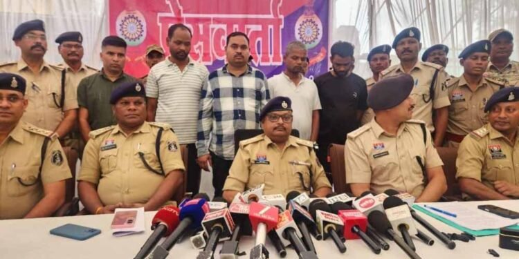 43 शिक्षकों से करोड़ों की लोन ठगी, 5 आरोपी गिरफ्तार, लैपटॉप और चेकबुक बरामद