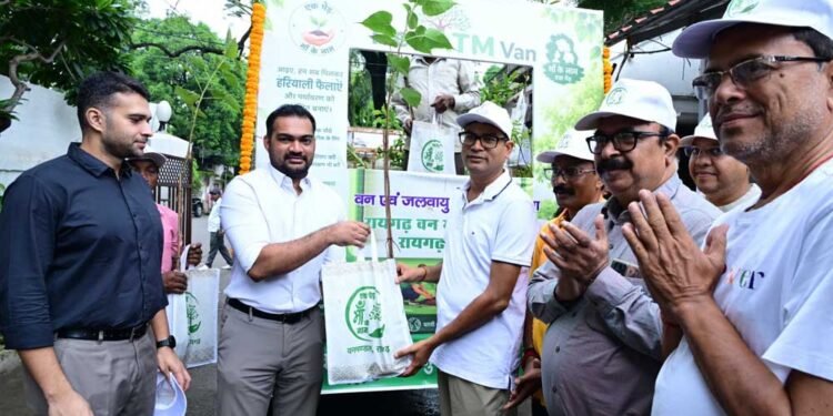वित्त मंत्री  ओपी चौधरी ने निःशुल्क पौधा वितरण वैन को दिखाई हरी झंडी