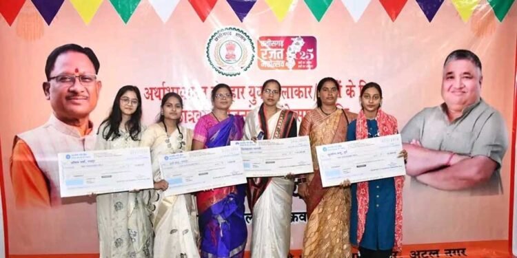 कलाकारों और साहित्यकारों के सम्मान-संवर्धन की दिशा में बड़ा कदम, संस्कृति विभाग ने वितरित किए सहायता एवं छात्रवृत्ति राशि के चेक