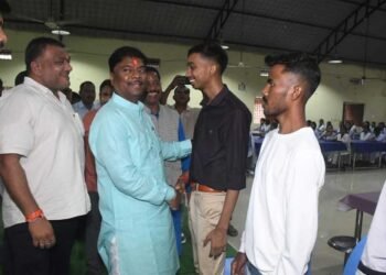 छू लो आसमान के सफल विद्यार्थियों का वन मंत्री  केदार कश्यप ने किया सम्मान