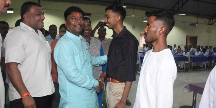 छू लो आसमान के सफल विद्यार्थियों का वन मंत्री केदार कश्यप ने किया सम्मान