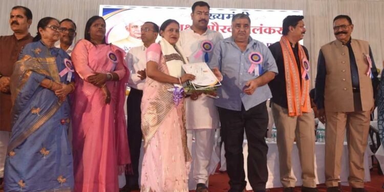 शिक्षा ही सफलता का मूल मंत्र है, कोई भी बच्चा शिक्षा से वंचित न रहे — पर्यटन मंत्री  राजेश अग्रवाल