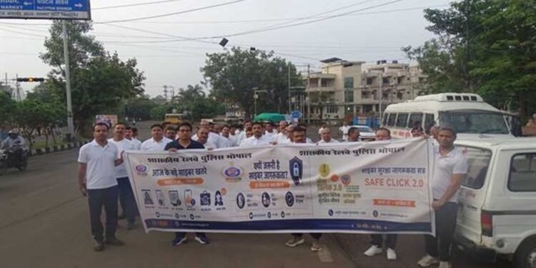 “SAFE CLICK 2.0” अभियान के तहत जीआरपी भोपाल द्वारा 5 किलोमीटर साइबर जागरूकता मैराथन आयोजित