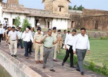 अपर मुख्य सचिव  शुक्ला और संभाग आयुक्त  शर्मा ने किया स्थल निरीक्षण