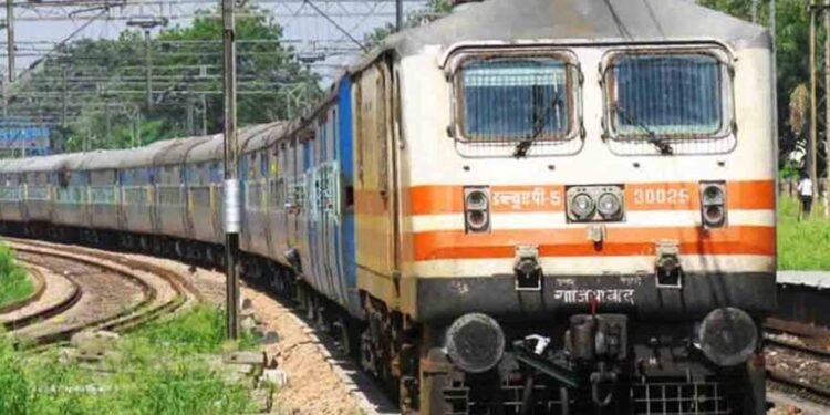 छत्तीसगढ़ के रेल यात्रियों के लिए खुशखबरी! पुणे-हावड़ा स्पेशल ट्रेन चलेगी, दुर्ग-बिलासपुर-रायगढ़ समेत कई स्टेशनों पर ठहराव