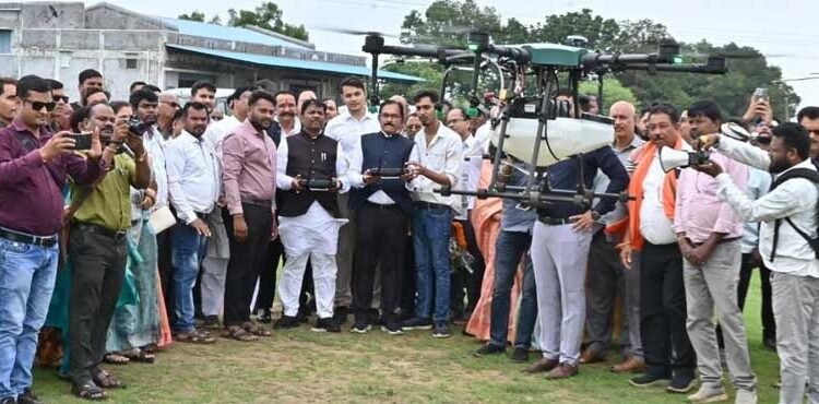 धमतरी बना प्रदेश का पहला जिला, जहाँ PACS के जरिए किसानों को मिलेगी ड्रोन स्प्रेयर सेवा