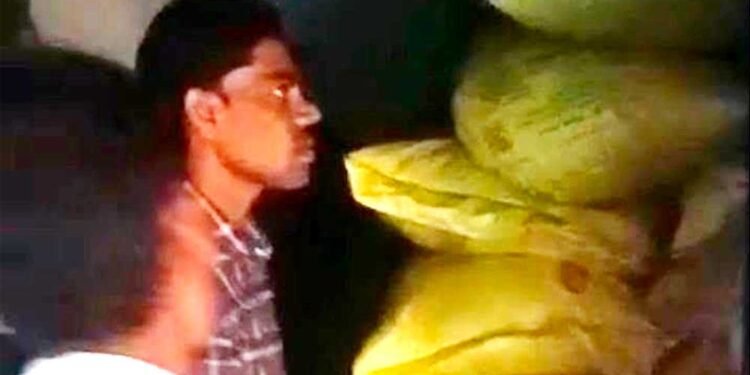 बेमेतरा में अवैध उर्वरक भंडारण पर बड़ी कार्रवाई, 275 बोरी यूरिया जब्त; किसानों के अधिकारों की रक्षा के लिए राज्य सरकार सजग