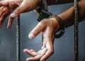 दिवंगत आरक्षक के परिवार से 19 लाख की वसूली का आरोप, थाना प्रभारी गिरफ्तार, अधिवक्ता फरार