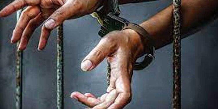 दिवंगत आरक्षक के परिवार से 19 लाख की वसूली का आरोप, थाना प्रभारी गिरफ्तार, अधिवक्ता फरार