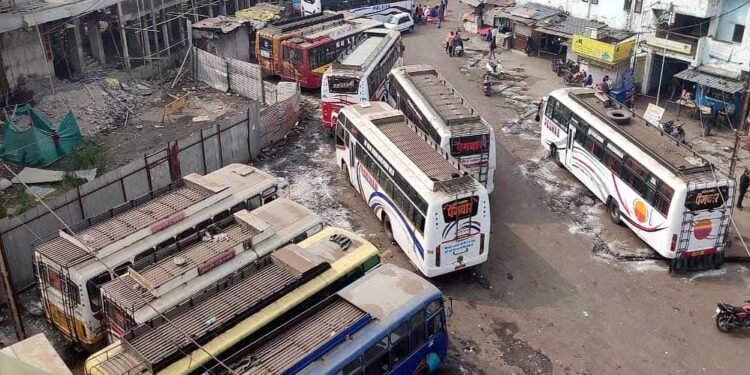गुजरात-मुंबई में बारिश का कहर, कई ट्रेनें रद्द; बसें बनी सहारा, किराया 25% तक बढ़ा