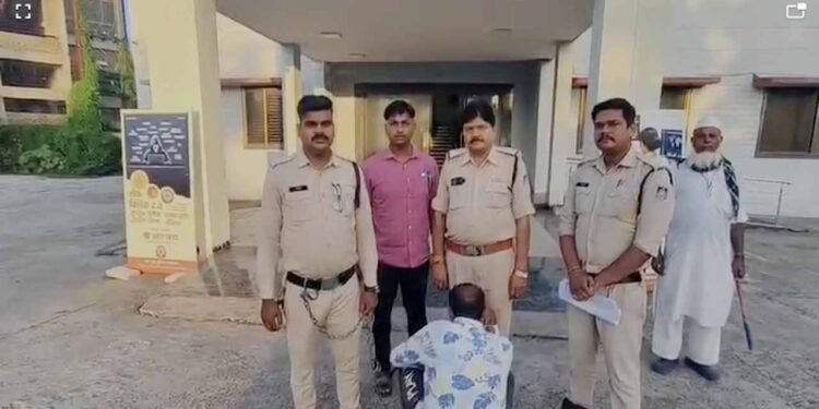 थाना निशातपुरा पुलिस की बड़ी कार्यवाही, कुख्यात 10000/-रुपये का इनामी बदमाश काला उर्फ नजफ ईरानी गिरफ्तार