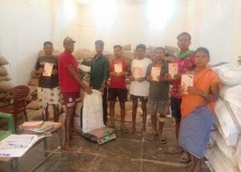 नारायणपुर जिला प्रशासन की अनूठी पहल- दुर्गम वनांचल गांवों तक ट्रैक्टर से पहुंचाया गया