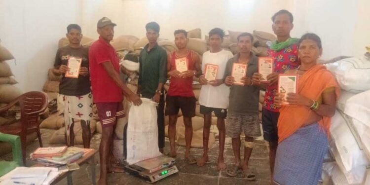 नारायणपुर जिला प्रशासन की अनूठी पहल- दुर्गम वनांचल गांवों तक ट्रैक्टर से पहुंचाया गया