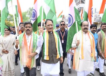 मुख्यमंत्री विष्णु देव साय ने हाथ में तिरंगा थामकर किया भव्य तिरंगा यात्रा का नेतृत्व