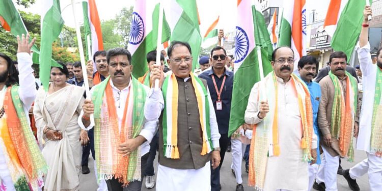 मुख्यमंत्री विष्णु देव साय ने हाथ में तिरंगा थामकर किया भव्य तिरंगा यात्रा का नेतृत्व
