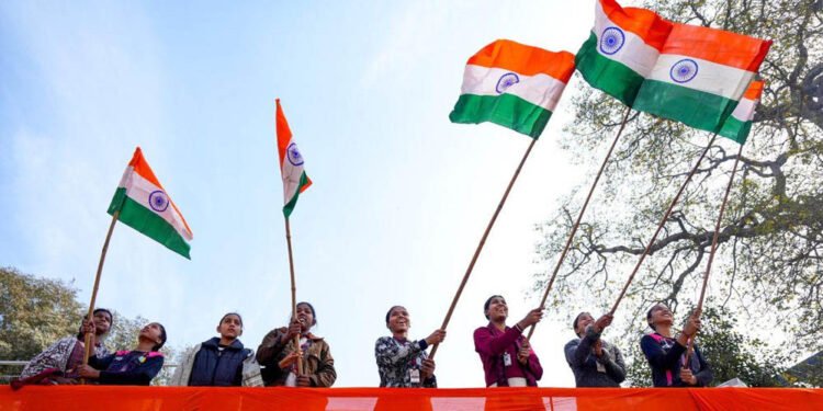 Har Ghar Tiranga 2026: तिरंगा फहराने से उतारने तक जानें पूरे नियम, ऐसे डाउनलोड करें सर्टिफिकेट
