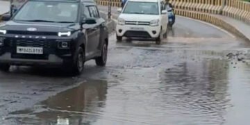भोपाल में 3 दिन की बारिश ने खोली सड़कों की पोल! अटल पथ और लिंक रोड-2 खस्ताहाल, 527 लोगों का रेस्क्यू