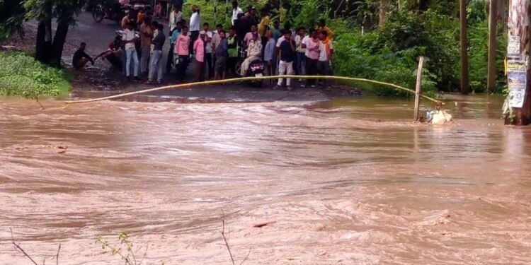 अनूपपुर में भारी बारिश से गिजरी नाला उफना, शहडोल-अमरकंटक मार्ग 12 घंटे से बंद