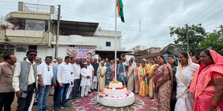नगरी में विधायक अंबिका मरकाम ने फहराया तिरंगा, एकता और लोकतांत्रिक मूल्यों की रक्षा का लिया संकल्प