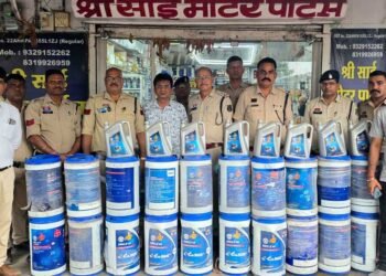 HPCL के नाम पर डुप्लीकेट तेल बेचने वालों पर पुलिस की रेड, 3 दुकानों से ₹2.50 लाख का माल जब्त