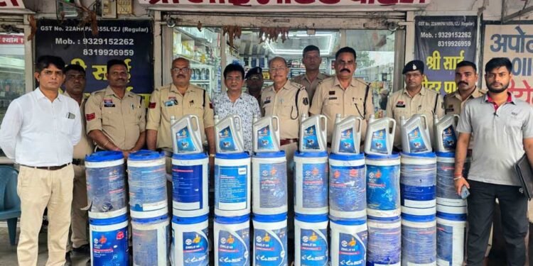 HPCL के नाम पर डुप्लीकेट तेल बेचने वालों पर पुलिस की रेड, 3 दुकानों से ₹2.50 लाख का माल जब्त