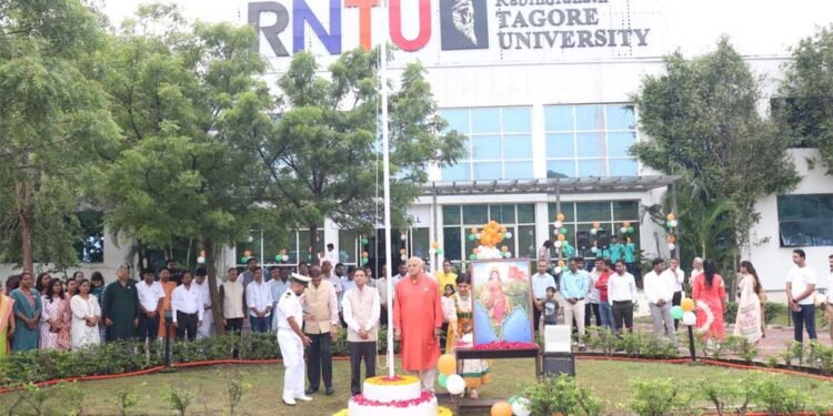 स्वतंत्रता दिवस पर देशभक्ति के रंग में रंगा आरएनटीयू परिसर, NCC, NSS, TNSD और SAC विद्यार्थियों की शानदार प्रस्तुति से सजा मंच