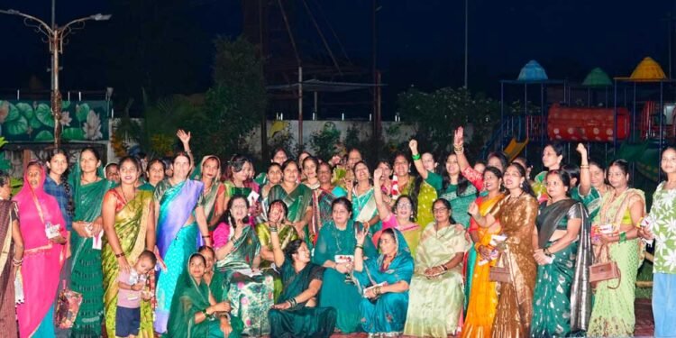 सावन की उमंग में झूमीं महिलाएं, महिला कांग्रेस ने मनाया सावन महोत्सव