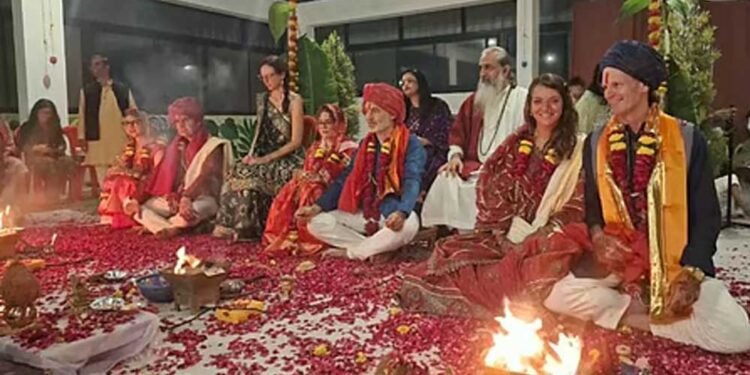उज्जैन में दिखी अनोखी आस्था! इटली, स्पेन और इंग्लैंड के जोड़ों ने अपनाया हिंदू विवाह संस्कार