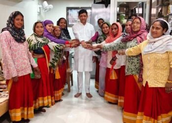 महापौर ने सफाईमित्र बहनों से बंधवाई राखी, बोले- शहर की स्वच्छता की असली ताकत आप