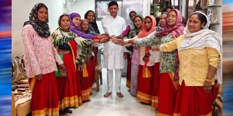 महापौर ने सफाईमित्र बहनों से बंधवाई राखी, बोले- शहर की स्वच्छता की असली ताकत आप