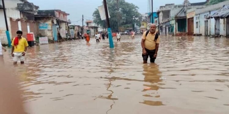 सतना-चित्रकूट में बारिश का कहर! घर-दुकानों में घुसा पानी, सड़कों पर चली नाव