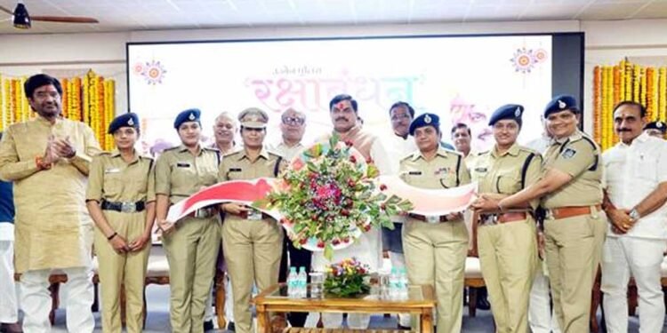 मुख्यमंत्री डॉ. यादव ने बहनों से बंधवाया रक्षा सूत्र