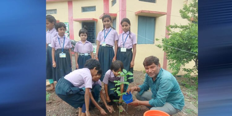 प्रदेश सचिव राजेंद्र सोलंकी ने एक वृक्ष स्कूल प्रांगण में लगाया