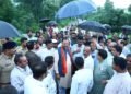 बड़ा बाजार-बरतुंगा मार्ग बंद होने से मचा हड़कंप, 5 किमी झाड़ियों में पैदल उतरे मंत्री