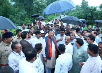 बड़ा बाजार-बरतुंगा मार्ग बंद होने से मचा हड़कंप, 5 किमी झाड़ियों में पैदल उतरे मंत्री