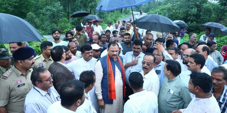 बड़ा बाजार-बरतुंगा मार्ग बंद होने से मचा हड़कंप, 5 किमी झाड़ियों में पैदल उतरे मंत्री