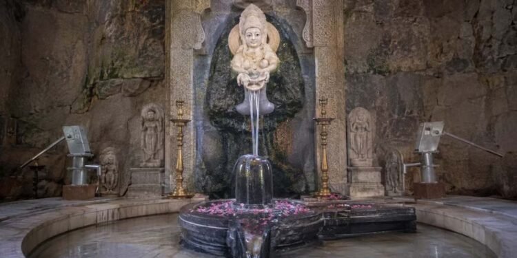 झारखंड के इस मंदिर में 24 घंटे होता है शिवलिंग का जलाभिषेक, रहस्य आज भी बरकरार