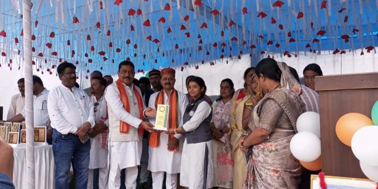 प्रतिभा सम्मान से नई लेदरी में खिला शिक्षा का गौरव, मेधावी छात्राओं को मिला पुरस्कार