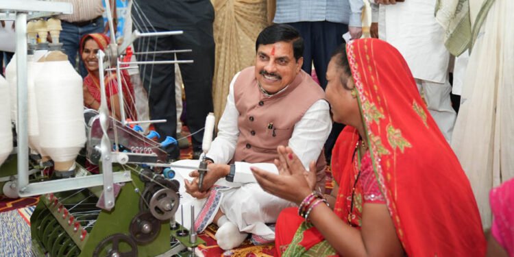 हाथकरघा क्षेत्र को प्रोत्साहन, पारंपरिक कला को संरक्षित करने तथा महिलाओं को रोजगार के अवसर उपलब्धर करवाने की दिशा में महत्वपूर्ण पहल : मुख्यमंत्री डॉ. यादव
