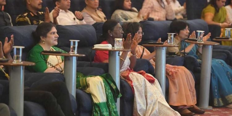 राष्ट्रपति भवन में गूंजी धमतरी के मांदर की थाप