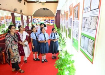 विद्यार्थियों ने देखी स्वतंत्रता संग्राम सेनानियों और ‘वंदे मातरम्’ पर आधारित छायाचित्र प्रदर्शनी