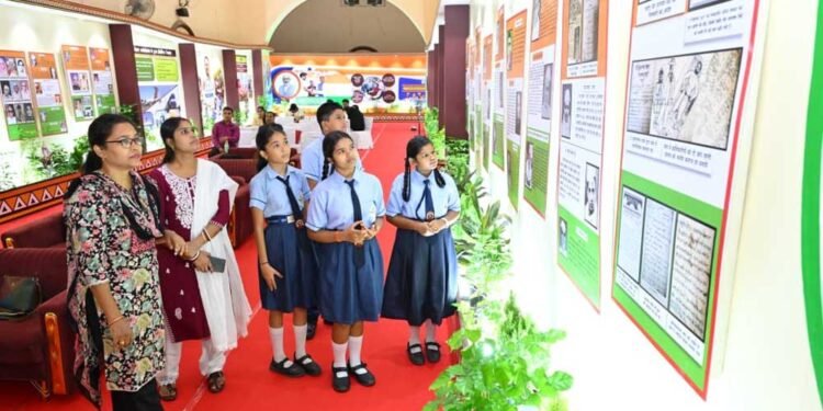 विद्यार्थियों ने देखी स्वतंत्रता संग्राम सेनानियों और ‘वंदे मातरम्’ पर आधारित छायाचित्र प्रदर्शनी