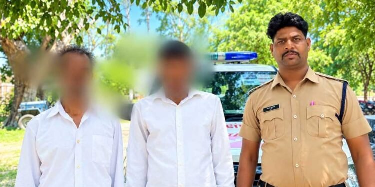 छतरपुर के डायल-112 हीरोज मानसिक रूप से अस्वस्थ युवक को खोजकर सुरक्षित परिजनों से मिलाया