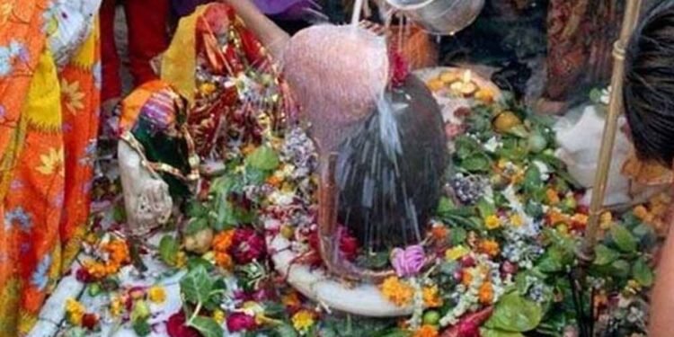 सावन के आखिरी सोमवार शिवालयों में उमड़ा आस्था का सैलाब, गूंजे बोल बम के जयकारे