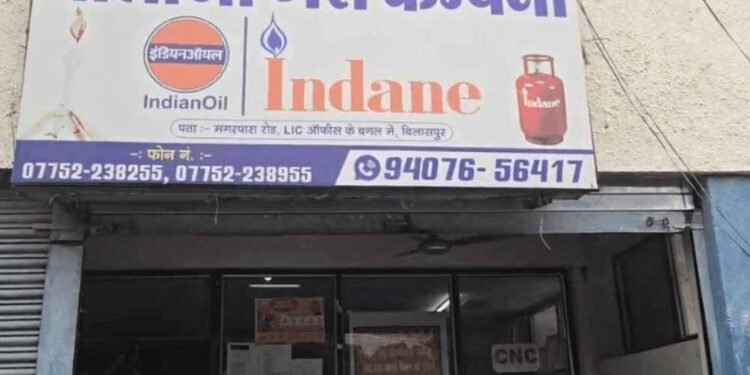 Bilaspur में बड़ी कार्रवाई: बालाजी गैस एजेंसी से 939 सिलेंडर जब्त, बुकिंग के बाद भी नहीं हो रही थी डिलीवरी