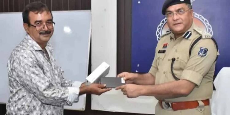 CG पुलिस ने लौटाए 60 लाख रुपये के 200 खोए मोबाइल, चेहरों पर लौटी मुस्कान