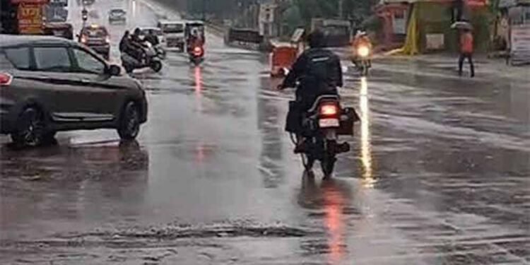 CG में झमाझम बारिश से तरबतर रायपुर-मुंगेली, उत्तर छत्तीसगढ़ में 24 घंटे भारी बारिश का अलर्ट