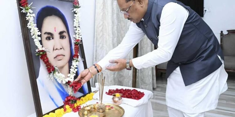 मुख्यमंत्री साय ने छत्तीसगढ़ की प्रथम महिला सांसद और समाज सेविका मिनीमाता जी की पुण्यतिथि पर किया नमन